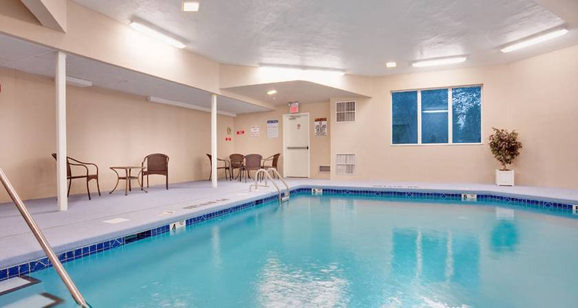Imagen de la piscina del Hotel Baymont By Wyndham East Windsor Bradley Airport. Foto 20