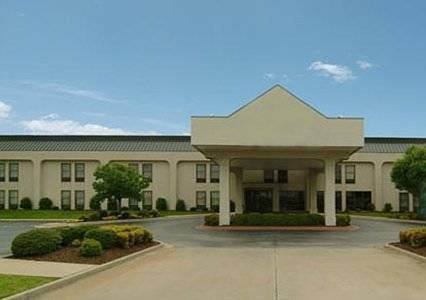 Imagen general del Hotel Baymont By Wyndham Fayetteville. Foto 1