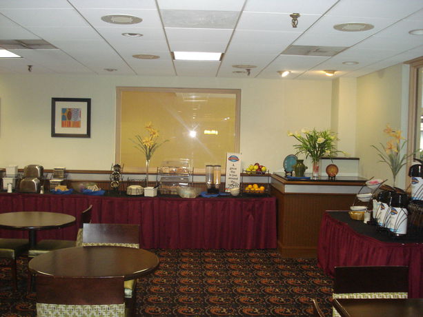 Imagen de la habitación del Hotel Baymont By Wyndham Fayetteville Fort Bragg Area. Foto 7