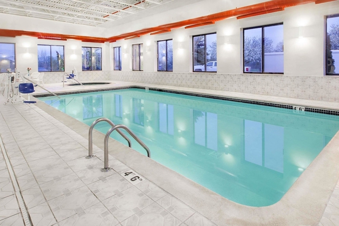 Imagen de la piscina del Hotel Baymont By Wyndham Flint. Foto 16