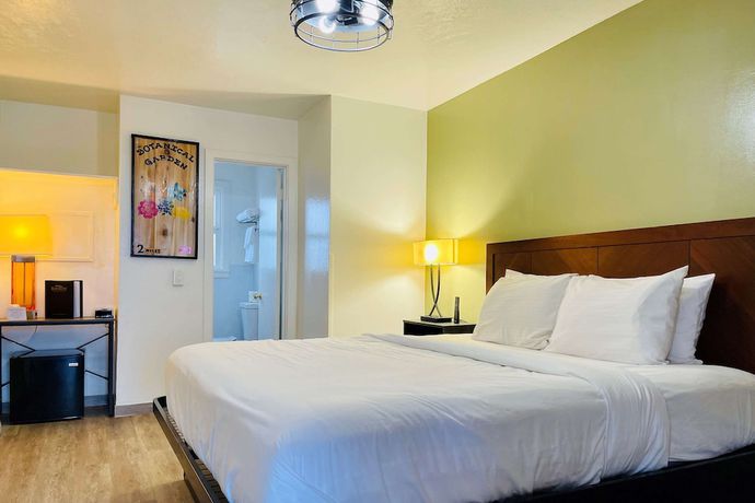 Imagen de la habitación del Hotel Baymont By Wyndham Fort Bragg. Foto 8