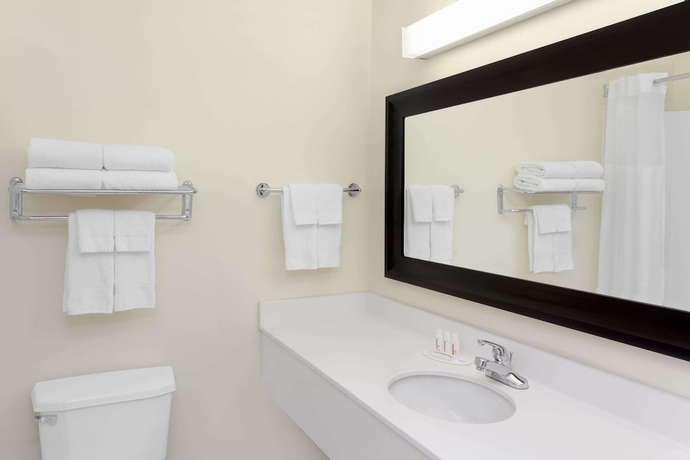 Imagen de la habitación del Hotel Baymont By Wyndham Fort Wayne. Foto 15