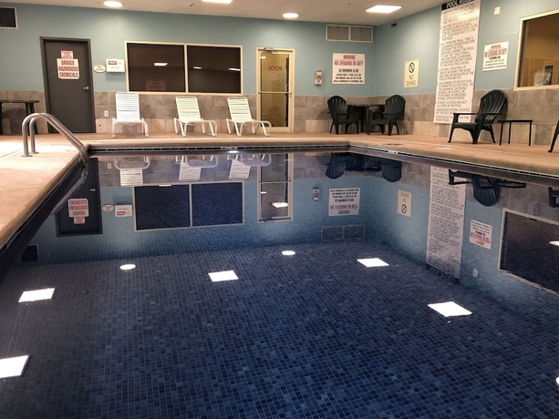 Imagen de la piscina del Hotel Baymont By Wyndham Fort Wayne. Foto 18