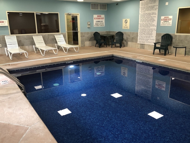 Imagen de la piscina del Hotel Baymont By Wyndham Fort Wayne. Foto 19