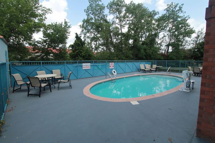 Imagen de la piscina del Hotel Baymont By Wyndham Franklin/cool Springs. Foto 20