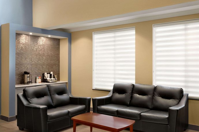 Imagen de los interiores del Hotel Baymont By Wyndham Ft. Leonard/saint Robert. Foto 18