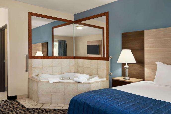 Imagen de la habitación del Hotel Baymont By Wyndham Ft. Leonard/saint Robert. Foto 9