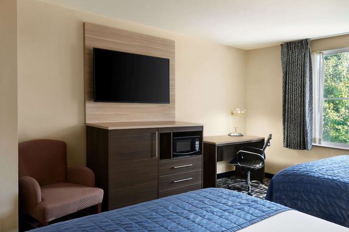Imagen de la habitación del Hotel Baymont By Wyndham Ft. Leonard/saint Robert. Foto 11