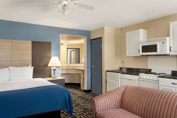 Imagen de la habitación del Hotel Baymont By Wyndham Ft. Leonard/saint Robert. Foto 13