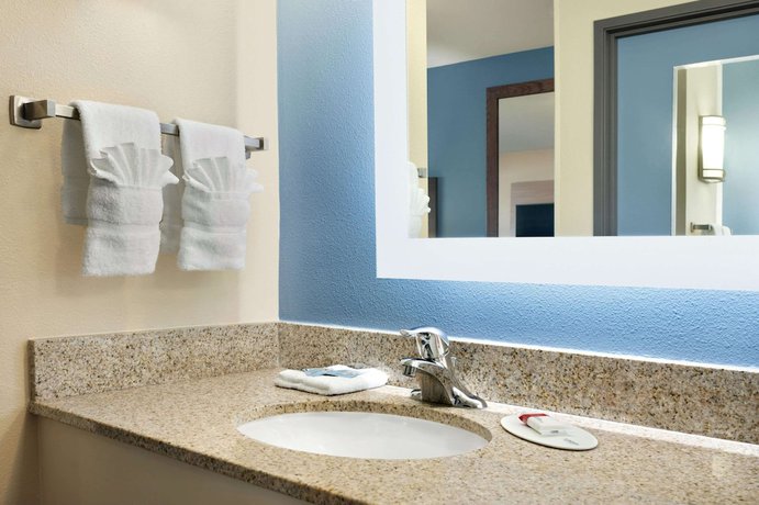 Imagen de la habitación del Hotel Baymont By Wyndham Ft. Leonard/saint Robert. Foto 16