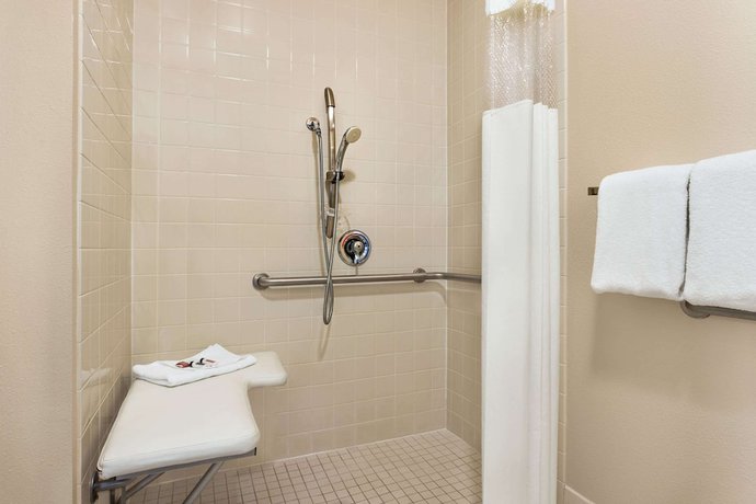 Imagen de la habitación del Hotel Baymont By Wyndham Ft. Leonard/saint Robert. Foto 17