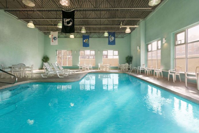 Imagen de la piscina del Hotel Baymont By Wyndham Ft. Leonard/saint Robert. Foto 20