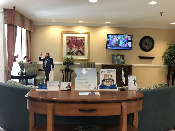 Imagen de los interiores del Hotel Baymont By Wyndham Gainesville I-75. Foto 19