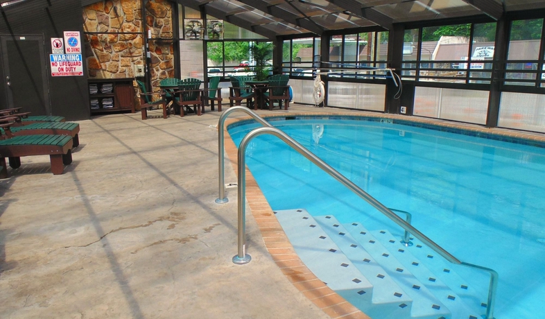 Imagen de la piscina del Hotel Baymont By Wyndham Gatlinburg On The River. Foto 15