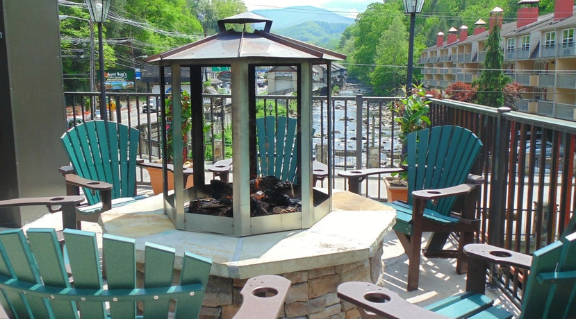 Imagen de los exteriores del Hotel Baymont By Wyndham Gatlinburg On The River. Foto 11