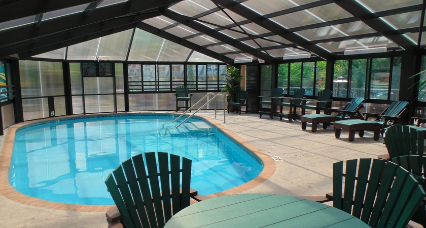 Imagen de la piscina del Hotel Baymont By Wyndham Gatlinburg On The River. Foto 16