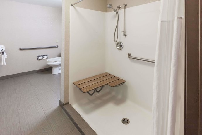 Imagen de la habitación del Hotel Baymont By Wyndham Gaylord. Foto 10