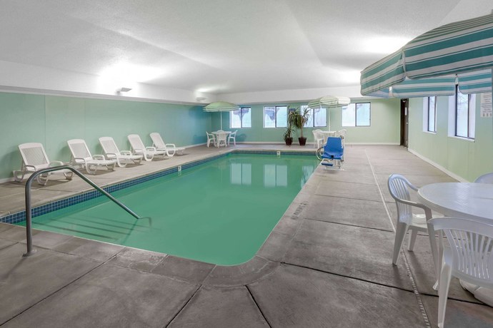 Imagen de la piscina del Hotel Baymont By Wyndham Gaylord. Foto 19