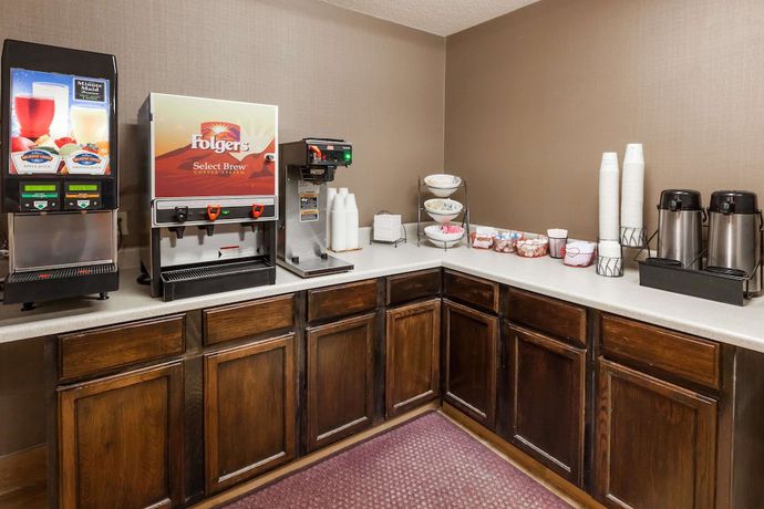 Imagen del bar/restaurante del Hotel Baymont By Wyndham Gaylord. Foto 4