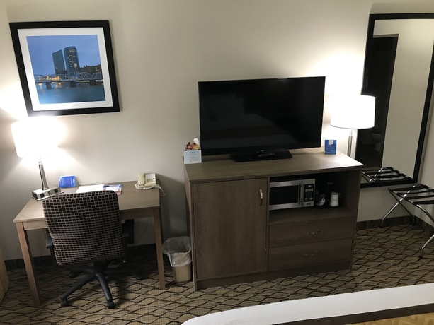 Imagen de la habitación del Hotel Baymont By Wyndham Grand Rapids Airport. Foto 3