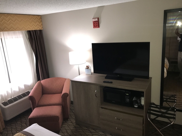 Imagen de la habitación del Hotel Baymont By Wyndham Grand Rapids Airport. Foto 8
