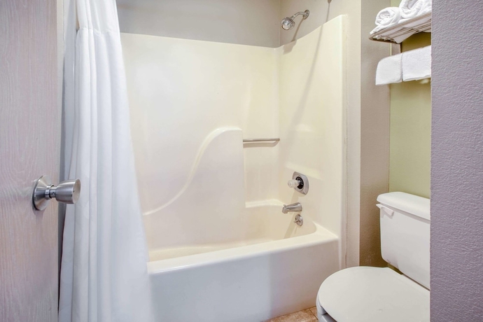 Imagen de la habitación del Hotel Baymont By Wyndham Grand Rapids Airport. Foto 9