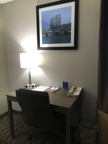 Imagen de la habitación del Hotel Baymont By Wyndham Grand Rapids Airport. Foto 10