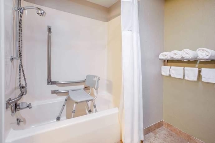 Imagen de la habitación del Hotel Baymont By Wyndham Grand Rapids Airport. Foto 11