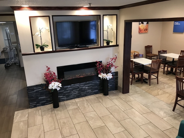 Imagen de los interiores del Hotel Baymont By Wyndham Grand Rapids Airport. Foto 18