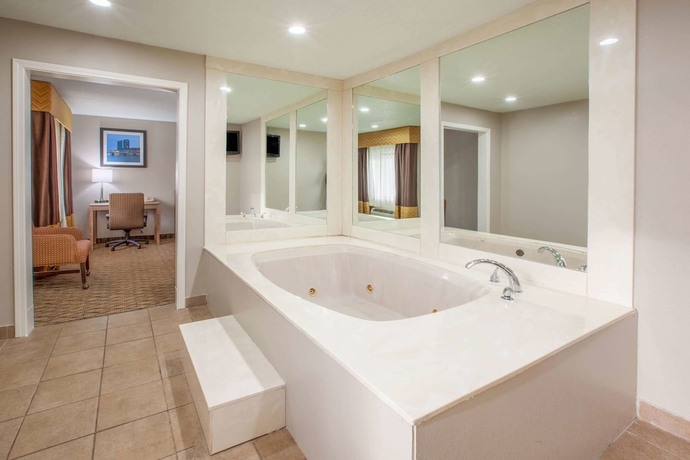 Imagen de la habitación del Hotel Baymont By Wyndham Grand Rapids Airport. Foto 12