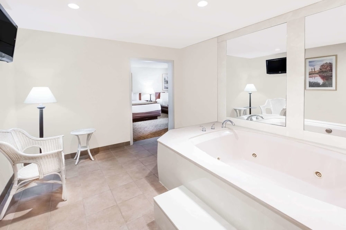 Imagen de la habitación del Hotel Baymont By Wyndham Grand Rapids Airport. Foto 16