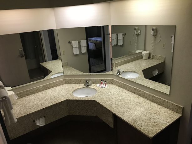 Imagen de la habitación del Hotel Baymont By Wyndham Grand Rapids Airport. Foto 17