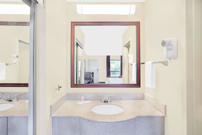 Imagen de la habitación del Hotel Baymont By Wyndham Greenville. Foto 8