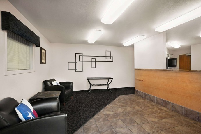 Imagen de los interiores del Hotel Baymont By Wyndham Hearne. Foto 18