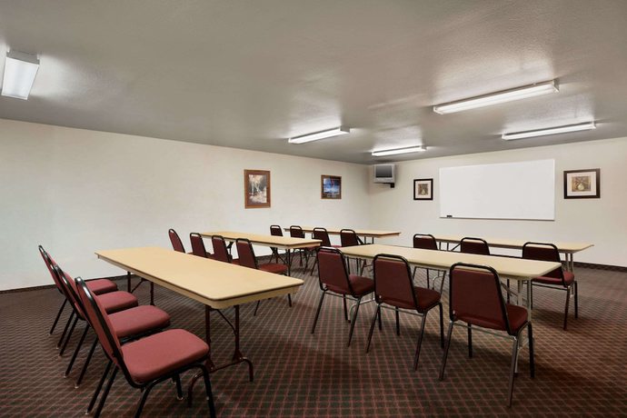 Imagen de los interiores del Hotel Baymont By Wyndham Hearne. Foto 20