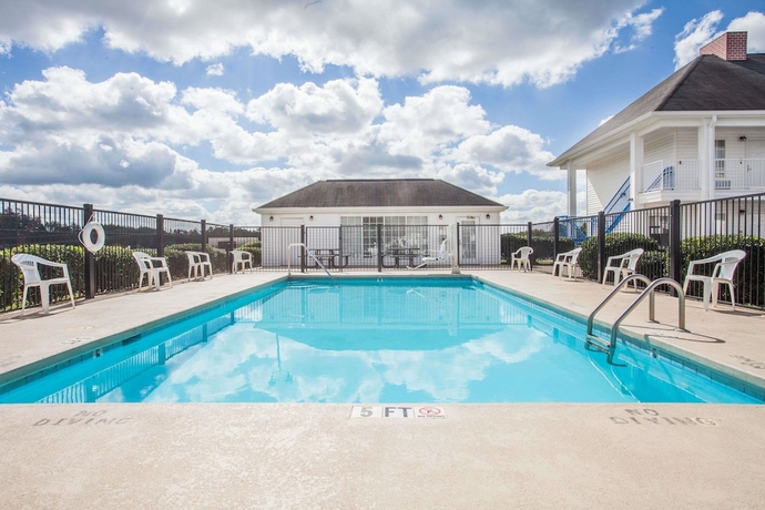 Imagen de la piscina del Hotel Baymont By Wyndham Hickory. Foto 16