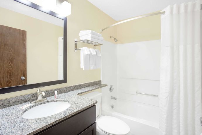 Imagen de la habitación del Hotel Baymont By Wyndham Holland. Foto 18