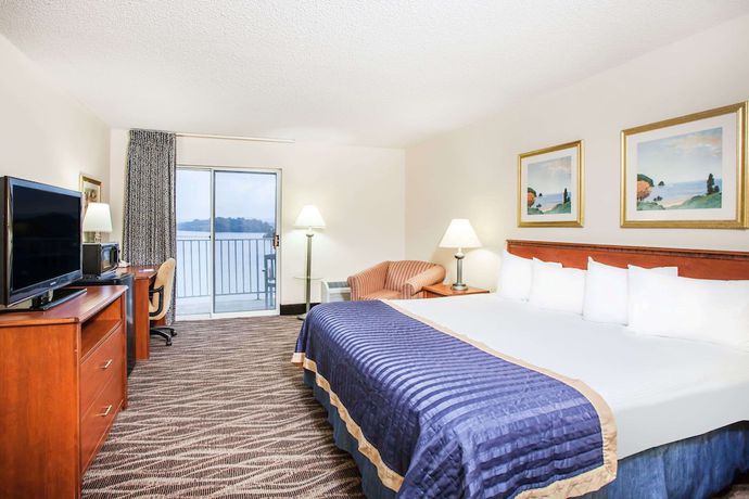 Imagen de la habitación del Hotel Baymont By Wyndham Hot Springs On The Lake. Foto 5