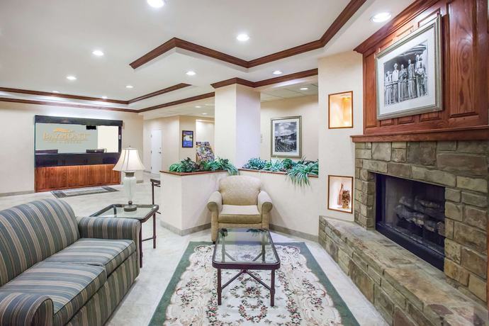 Imagen de los interiores del Hotel Baymont By Wyndham Hot Springs On The Lake. Foto 18