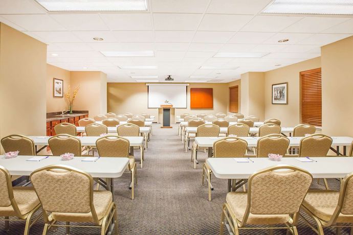 Imagen de los interiores del Hotel Baymont By Wyndham Hot Springs On The Lake. Foto 19