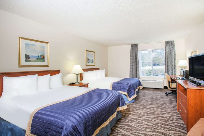 Imagen de la habitación del Hotel Baymont By Wyndham Hot Springs On The Lake. Foto 8