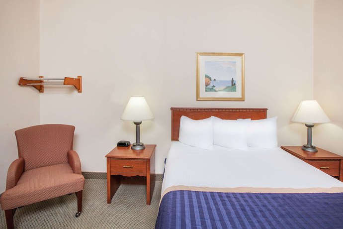 Imagen de la habitación del Hotel Baymont By Wyndham Hot Springs On The Lake. Foto 9