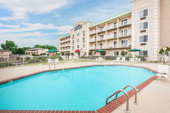 Imagen de la piscina del Hotel Baymont By Wyndham Hot Springs On The Lake. Foto 20