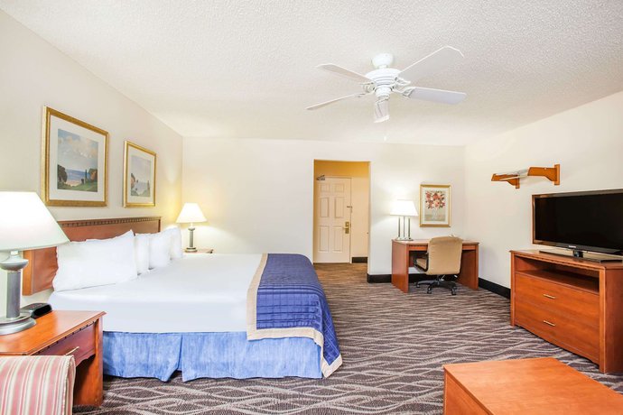Imagen de la habitación del Hotel Baymont By Wyndham Hot Springs On The Lake. Foto 11