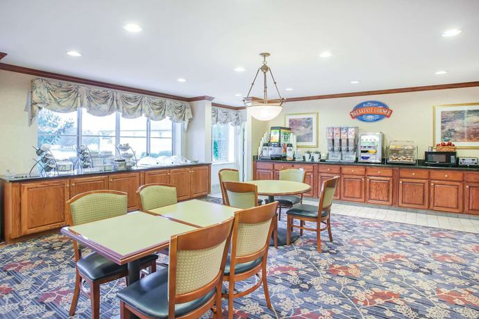 Imagen del bar/restaurante del Hotel Baymont By Wyndham Hot Springs On The Lake. Foto 2