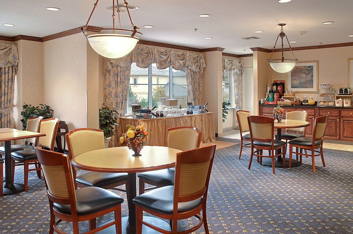 Imagen del bar/restaurante del Hotel Baymont By Wyndham Hot Springs On The Lake. Foto 3