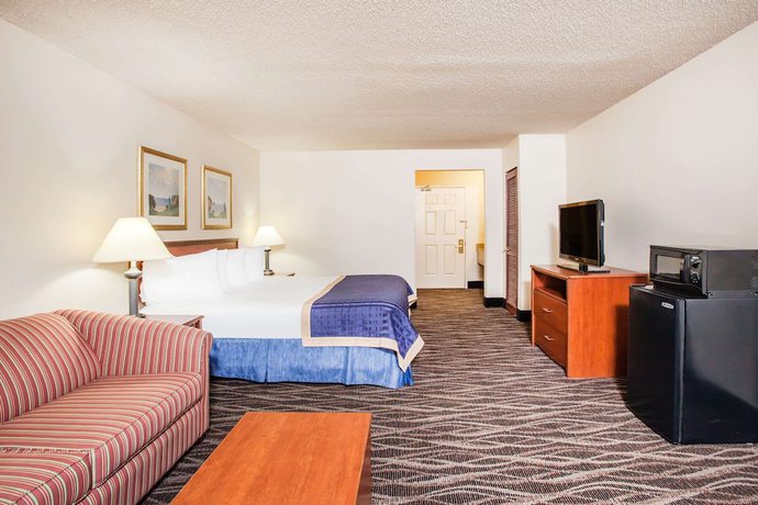 Imagen de la habitación del Hotel Baymont By Wyndham Hot Springs On The Lake. Foto 13