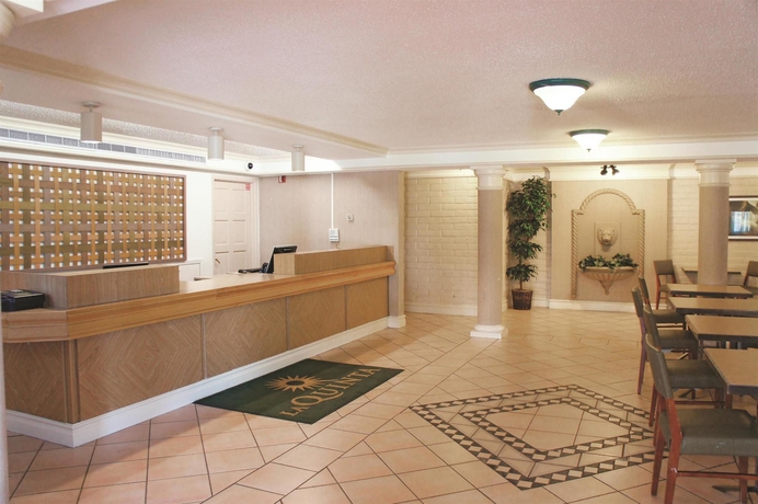 Imagen de los interiores del Hotel Baymont By Wyndham Houston La Porte. Foto 12