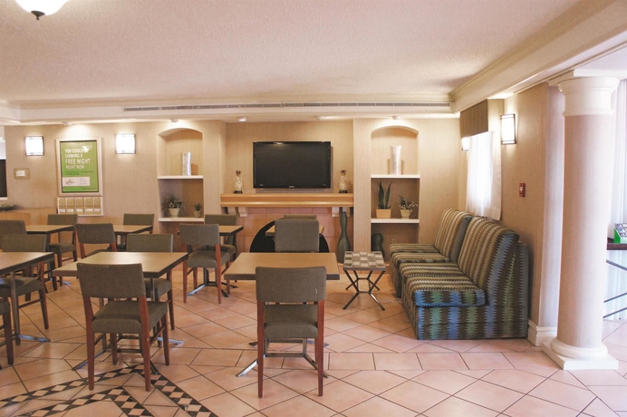 Imagen de los interiores del Hotel Baymont By Wyndham Houston La Porte. Foto 13