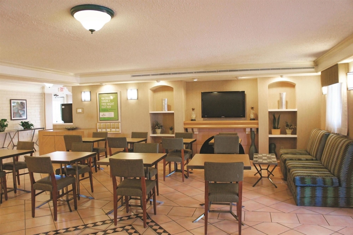 Imagen del bar/restaurante del Hotel Baymont By Wyndham Houston La Porte. Foto 4